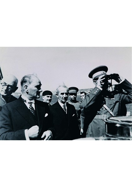 Atatürk Arazide İnceleme Yaparken Kanvas Tablo
