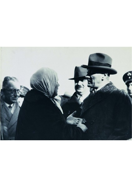 Atatürk Yaşlı Kadınla Konuşurken Kanvas Tablo