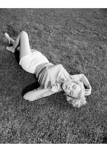 Marliyn Monroe Yerde Uzanırken Kanvas Tablo