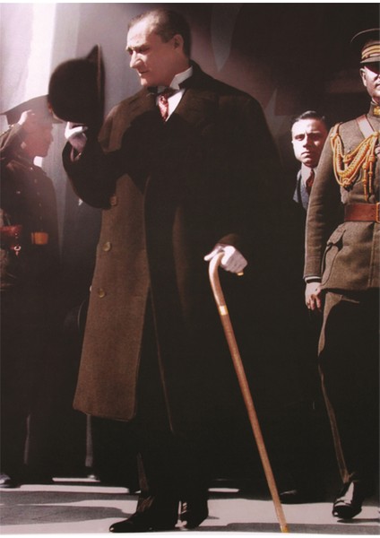 Atatürk Şapkasıyla Selam verirken Kanvas Tablo