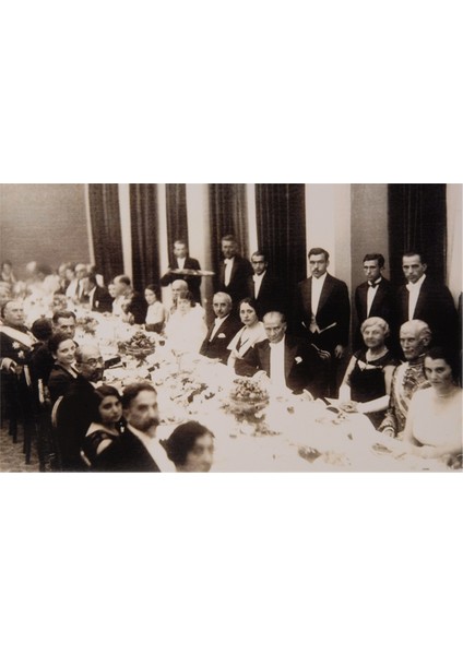 Atatürk Yemek Masasında Kanvas Tablo
