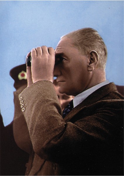 Atatürk Dürbünle Bakarken Kanvas Tablo