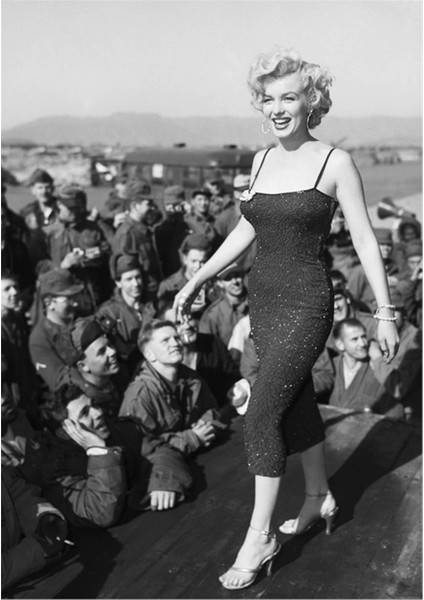 Marliyn Monroe Kalabalık Arasından Yürürken Kanvas Tablo