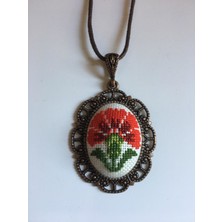Tomars Kırmızı Karanfil Işlemel Kanaviçe Kolye
