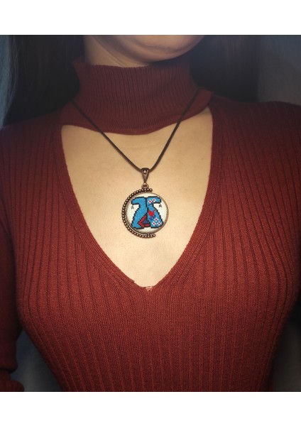 Yöresel Kaftan Motifli Kanaviçe Kolye