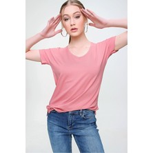 Şimal Kadın V Yaka Yırtmaçlı Salaş Tişört