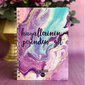 Patladı Gitti Hayallerinin Peşinden Git Tasarımlı Spiralli Sticker'lı Tarihsiz Konuşan Ajanda Haftalık Planlayıcı Defter