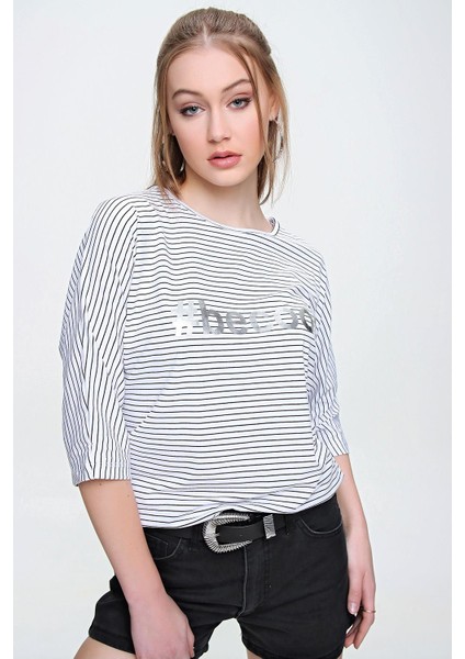 Kadın Baskılı Çizgi Detaylı Dirsek Kol Tişört