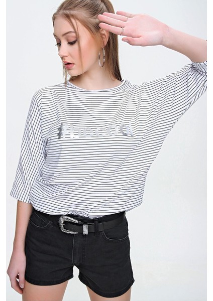 Kadın Baskılı Çizgi Detaylı Dirsek Kol Tişört fiyatları