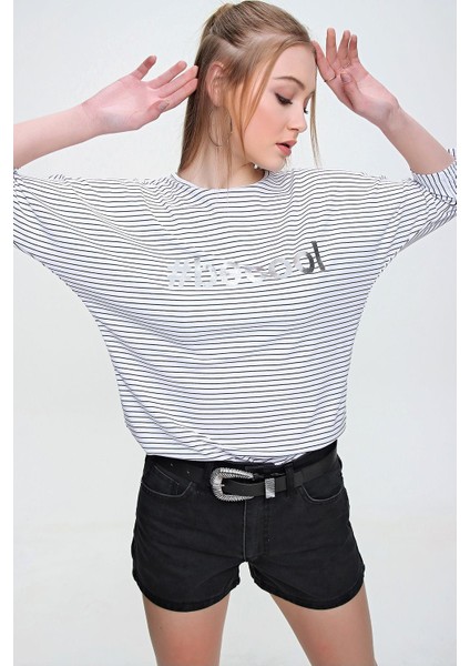 Kadın Baskılı Çizgi Detaylı Dirsek Kol Tişört fırsatları