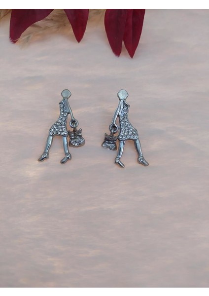 Hdmarketim Swarovski Işıltılı Taşlı Kadın Figürlü Sallantılı Küpe
