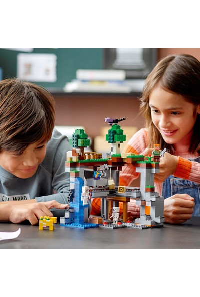 LEGO® Minecraft™ İlk Macera 21169 Eğlenceli Minecraft Oyun Seti; Havalı Yaratıcı Yapım Macerası Oyuncağı; 8 yaş ve üzeri için (542 Parça)
