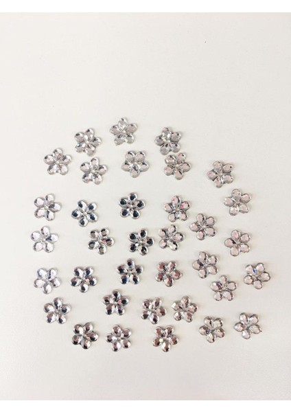 Süslü Taş Delikli Plastik/Akrilik Çiçek Şeklinde Gümüş Çap: 1 Cm