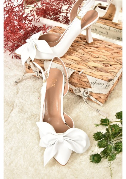 Kadın Beyaz Topuklu Ayakkabı Suni Deri ve Neolit Taban Detaylarıyla indirimleri