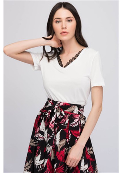 8150561 V Yaka Içi Dantel Kısa Kol Bluz Ekru