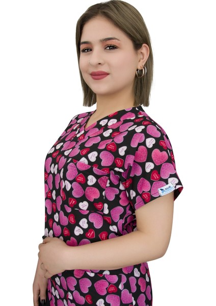 Pembe Kalpler Temalı Cerrahi Doktor Hemşire Tek Üst Forma modelleri