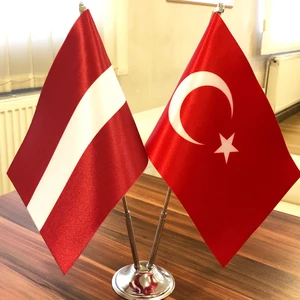 Fors Bayrak Letonya-Türkiye Masa Bayrağı Krom Direkli Ikili Bayrak