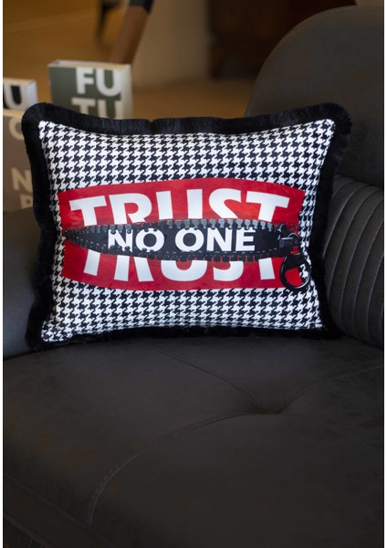 Trust No One Dekoratif Kırlent