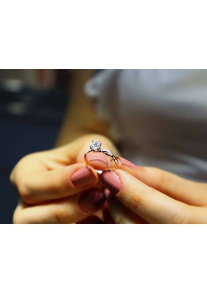 Toplam 0,75 Karat Pırlanta ve Beyaz Topaz Tektaş Yüzük 0402R0005 fırsatları