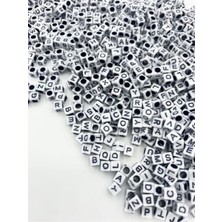 Hedef Bijuteri 6mm Beyaz Üzeri Siyah Küp Harf BONCUK,6X6MM Alfabe Mektup Zar Boncuk (100GR,~800 Adet)