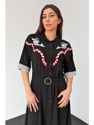 Keyifli Moda Kadın Siyah Gömlek Yaka Omzu Balık Nakışlı Düğmeli Kuşaklı Dokuma Elbise
