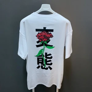 Amor Man Japon Yazı Gül Baskılı Oversize Bol Kesim Nefes Alan Erkek Sokak Stili Tşört