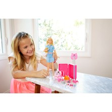 Barbie Seyahatte Bebeği ve Aksesuarları, Köpekçik, Bavul ve 10'dan Fazla Aksesuarlı FWV25