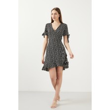 Lela Çiçekli V Yaka Fırfır Detaylı Mini Elbise Kadın Elbise 5863719