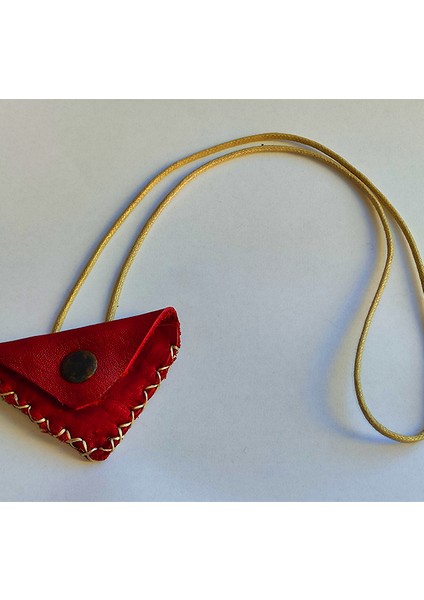 Deri Cevşen Üçgen - Kırmızı Çıt Çıtlı