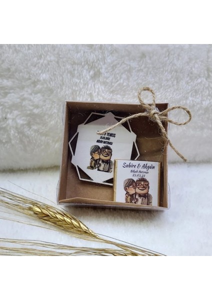 30 Adet Kutu Içerisinde Yaşlı Çift Ahşap Magnet ve Madlen Çikolata Söz Liği Nikah Şekeri