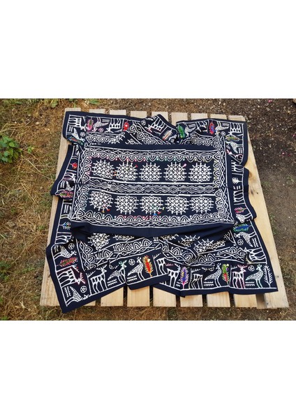 BE.1942 Tasarımı Siyah Tokat Taş Baskı Masa Örtüsü BEG 2398 fırsatları