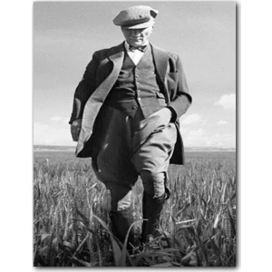 Caka Tablo Ahşap Tablo Mustafa Kemal Atatürk Buğday Tarlasında Siyah Beyaz Görsel