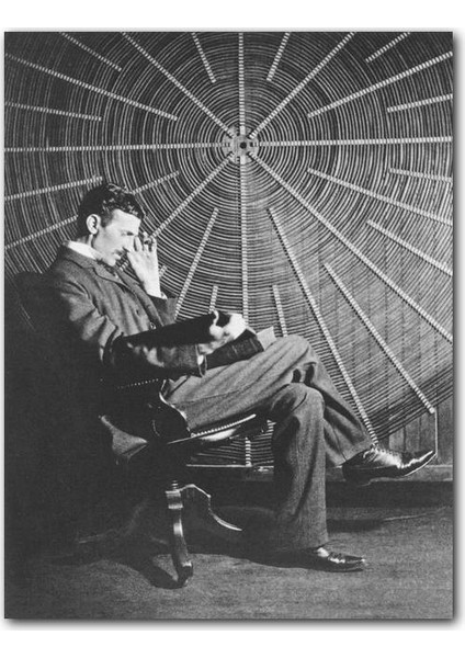 Ahşap Tablo Nikola Tesla Eserinin Önünde Kitap Okuyor