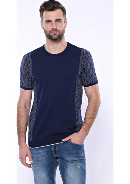 Erkek Slimf Fit Bisiklet Yaka Kenarları Desenli Tişört fiyatları