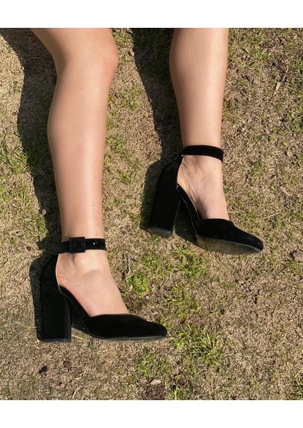 Siyah Süet Tokalı Kadın Ayakkabı