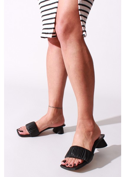 Plus Siyah Cilt Kadın Terlik