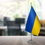 Özgüvenal Ukrayna Masa Bayrağı Direksiz 15 x 22,5 cm