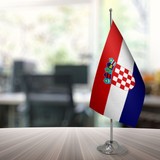 Özgüvenal Hırvatistan Masa Bayrağı Direksiz 15 x 22,5 cm