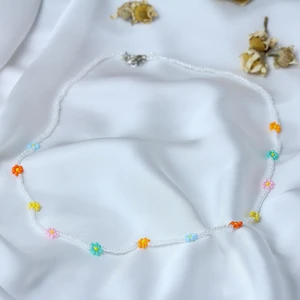 Hayalevi Consept Renkli Çiçekli, Beyaz Kum Boncuk Kolye