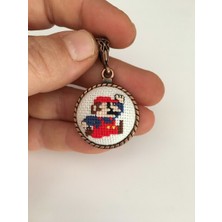 Tomars Mario İşlemeli Kanaviçe Kolye