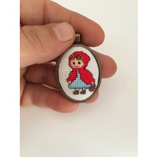 Tomars Kırmızı Başlıklı Kız Işlemeli Kanaviçe Kolye