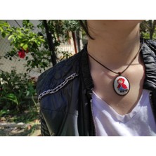 Tomars Kırmızı Başlıklı Kız Işlemeli Kanaviçe Kolye