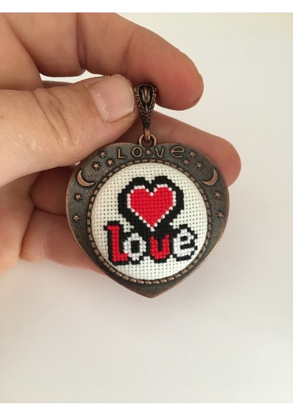Kadın Love İşlemeli Kanaviçe Kolye fiyatları