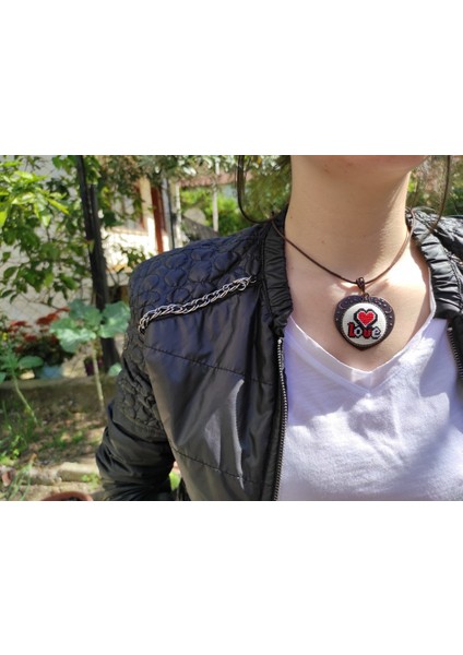 Kadın Love İşlemeli Kanaviçe Kolye modelleri