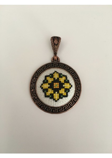 Kadın Motif Işlemeli Kanaviçe Kolye