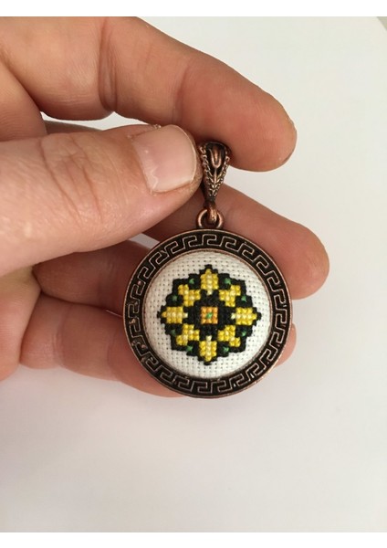 Kadın Motif Işlemeli Kanaviçe Kolye