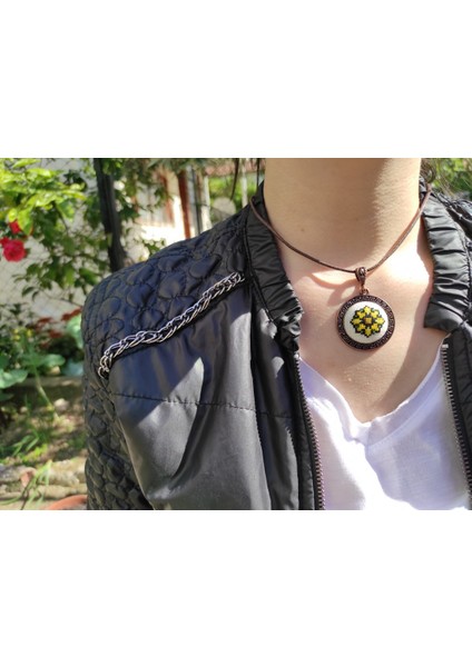 Kadın Motif Işlemeli Kanaviçe Kolye