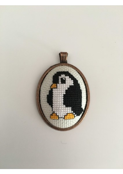Penguen Işlemeli Kanaviçe Kolye