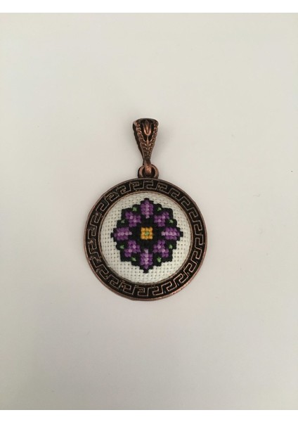 Kadın Motif Işlemeli Kanaviçe Kolye