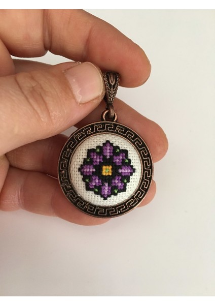 Kadın Motif Işlemeli Kanaviçe Kolye